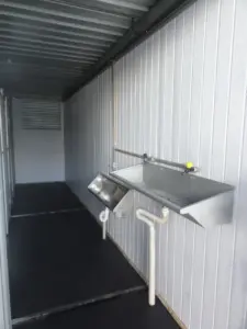 modelo de container banheiro com chuveiro