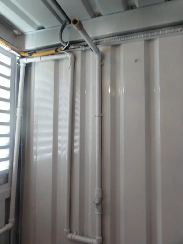 modelo de container banheiro com chuveiro