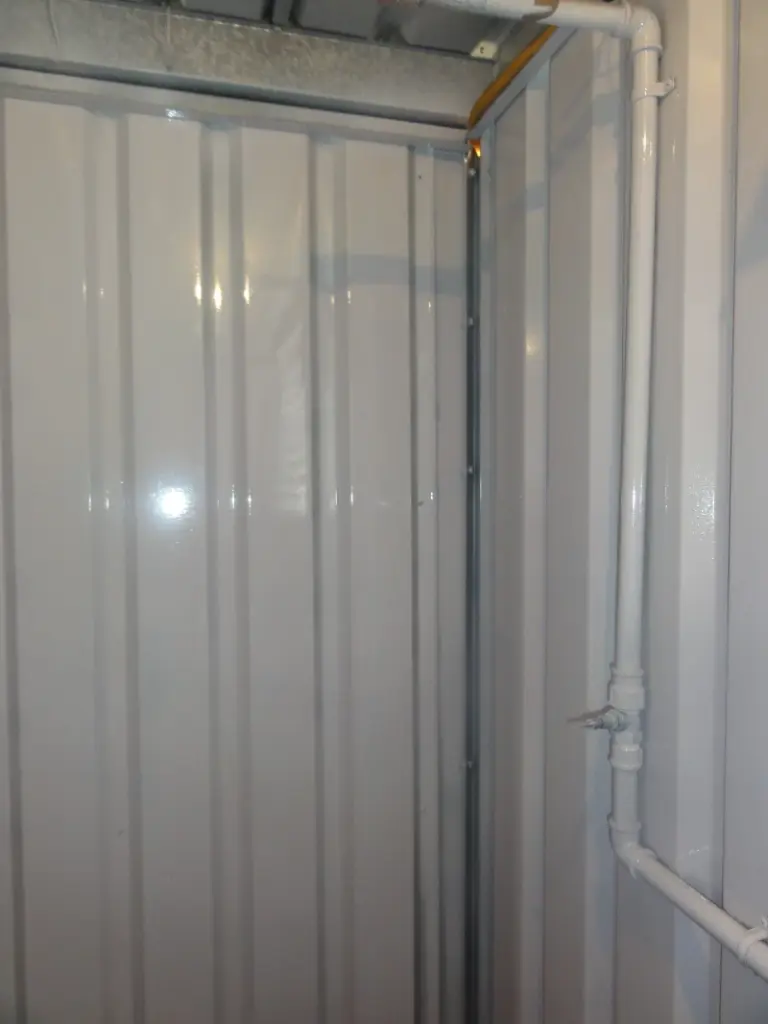modelo de container banheiro com chuveiro